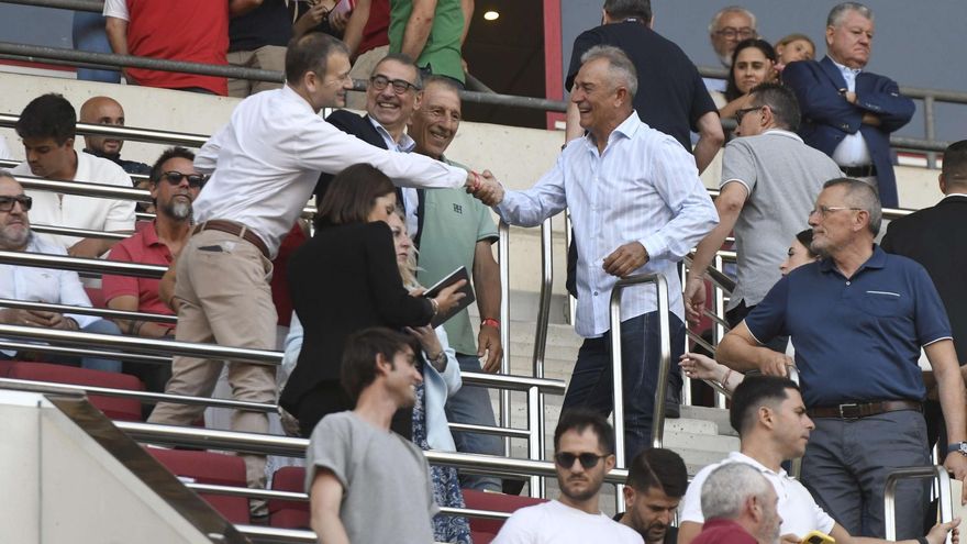 Felipe Moreno saluda en el palco de Nueva Condomina el día de partido ante el Nástic.