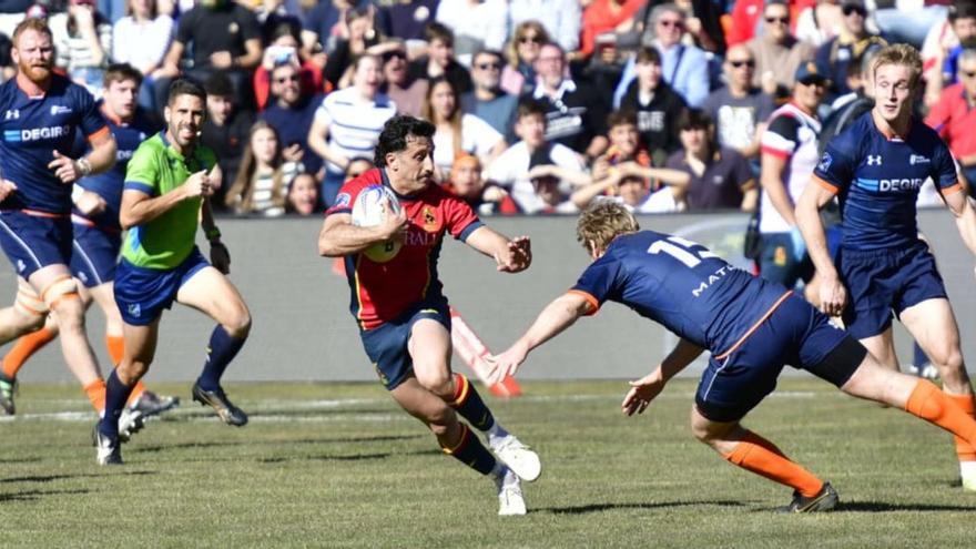 Tani Bay, con el balón, en el partido de España contra Países Bajos, en su debut con la selección española de rugby. |