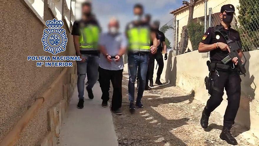 Varios policías trasladan al criminal irlandés detenido en Torrevieja.