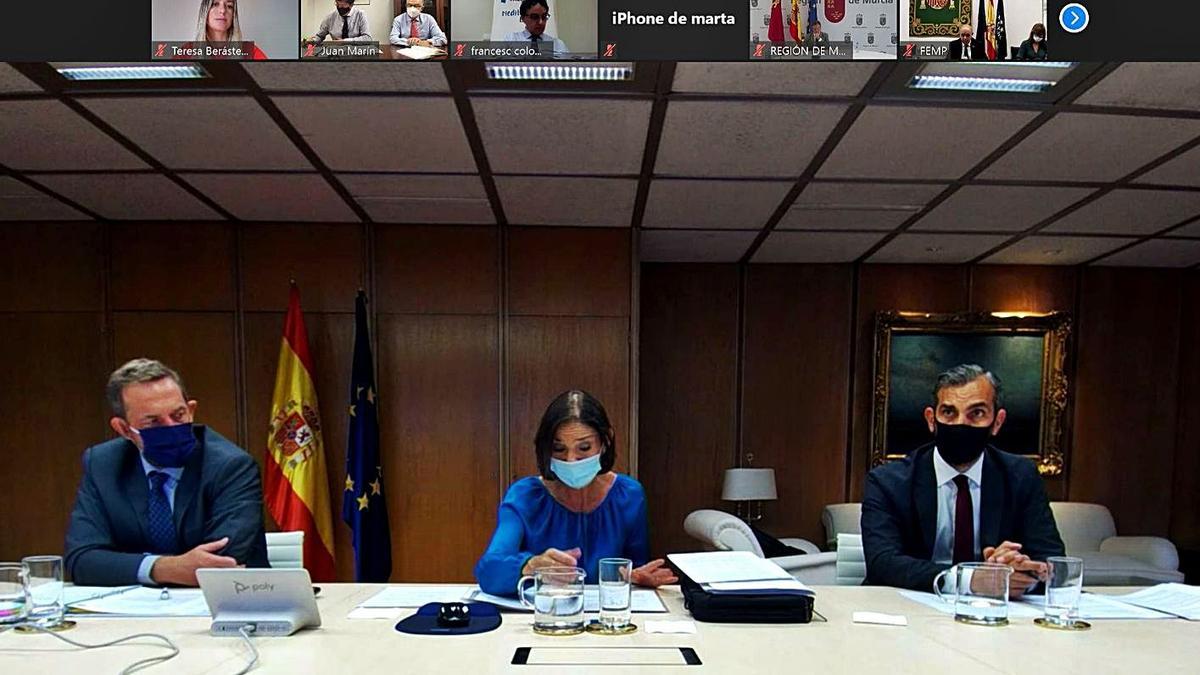 La ministra de Industria, Comercio y Turismo, Reyes Maroto, con cargos de su departamento, durante la videoconferencia. | | LP/DLP