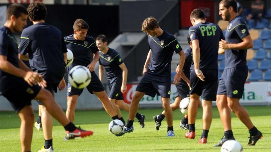 Un momento de uno de los últimos entrenamientos del Pontevedra en el estadio municipal de Pasarón. // Rafa Vázquez