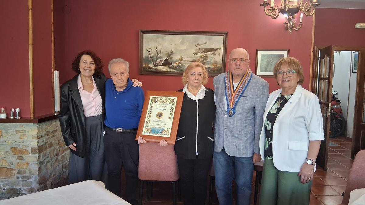 Cecilia Pérez, Marina López, José Ramón García, Carlos Guardado y Amada Pico en el restaurante Salas.