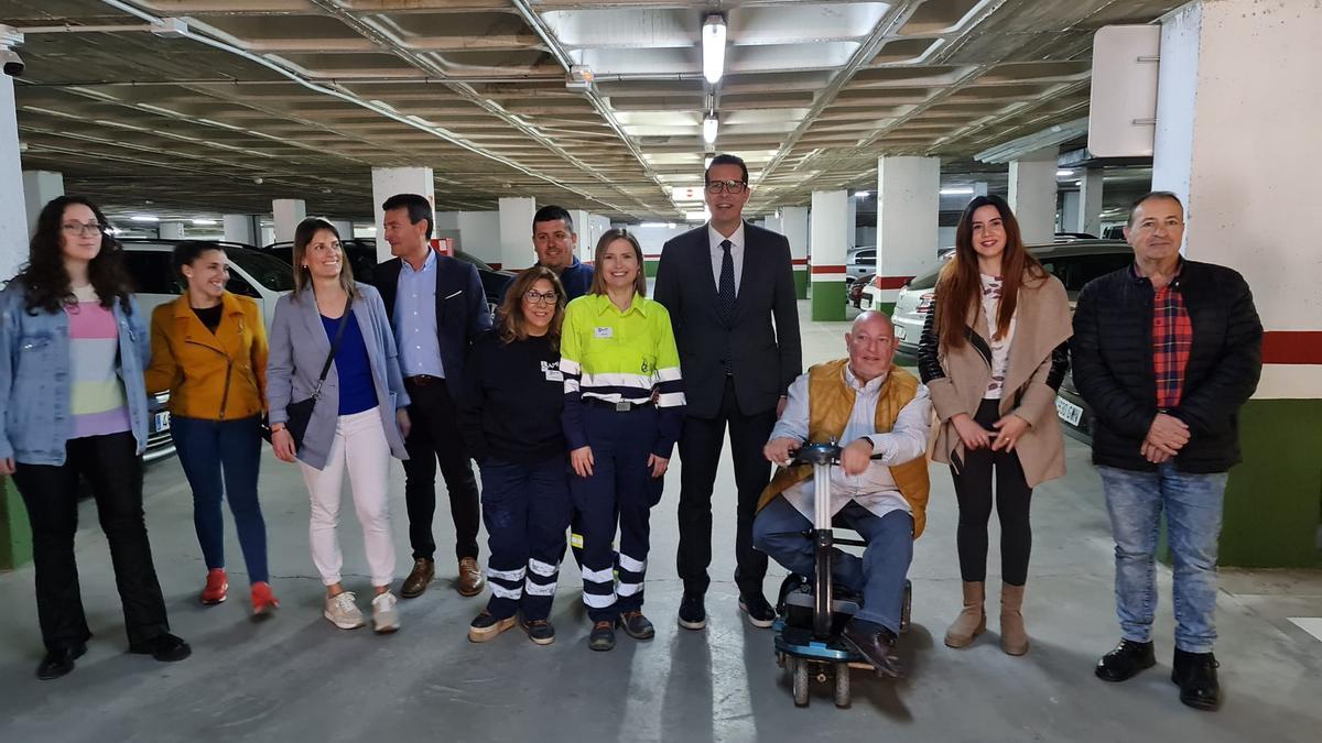 La foto oficial del acuerdo entre el Ayuntamiento de Elda y Amfi en el aparcamiento de Ficia.