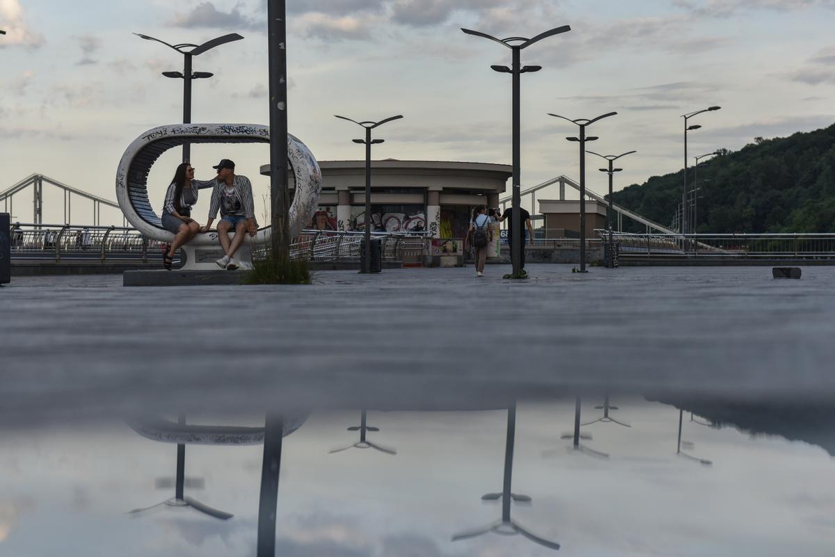 La gente pasea por la noche al aire libre