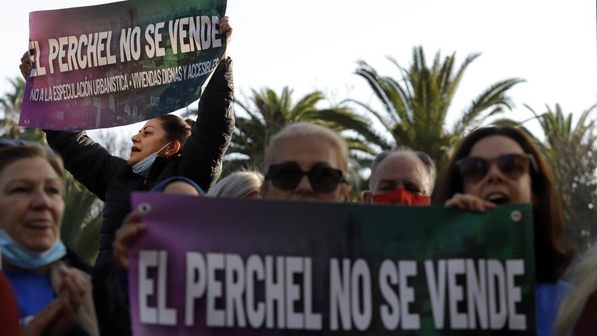 Una manifestación de vecinos de El Perchel frente al Ayuntamiento de Málaga.