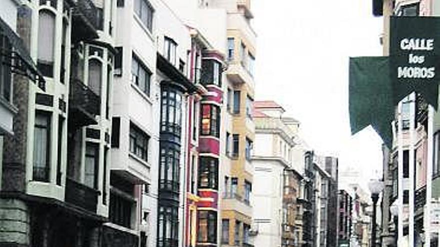 La plaza del Marqués, con la estatua de Pelayo en primer término.