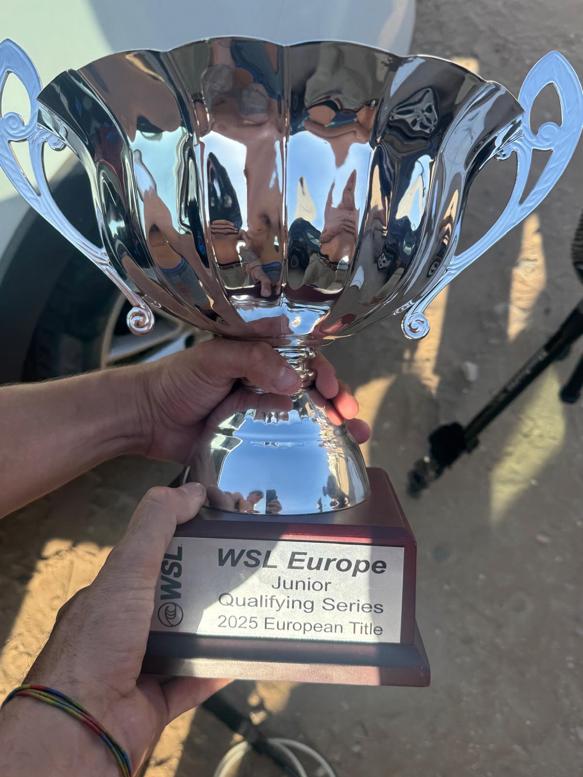 Vista cercana del trofeo de campeón del circuito junior europeo.