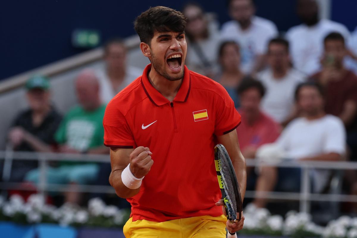 El tenista español Carlos Alcaraz en acción ante el holandés Tallon Griekspoor durante el partido de tenis de segunda ronda individual masculino celebrado en el marco de los Juegos Olímpicos de París, este lunes, en la pista Pista Philippe-Chatrier de la capital francesa.