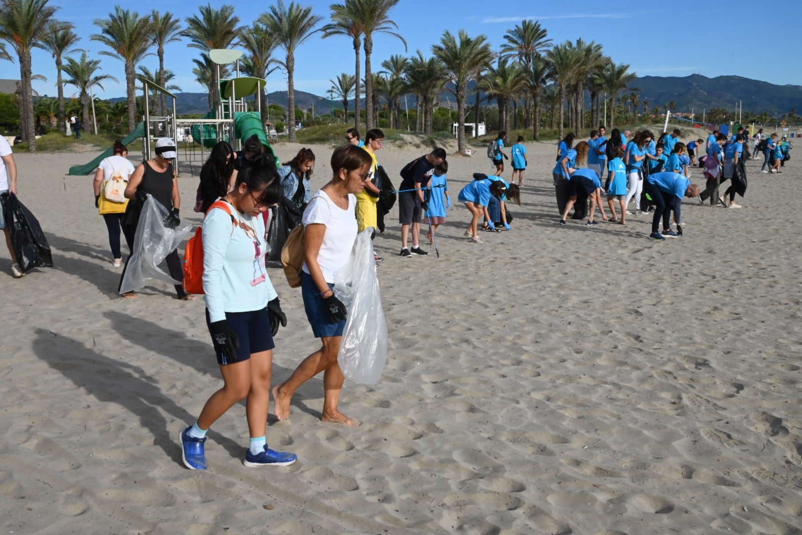 Recogida de ‘basuraleza’ en las playas del Grau de Castelló