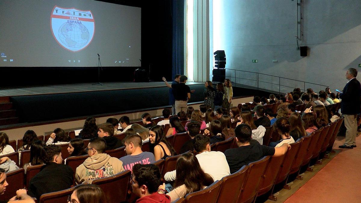 El acto se ha celebrado en el Teatro Victoria.