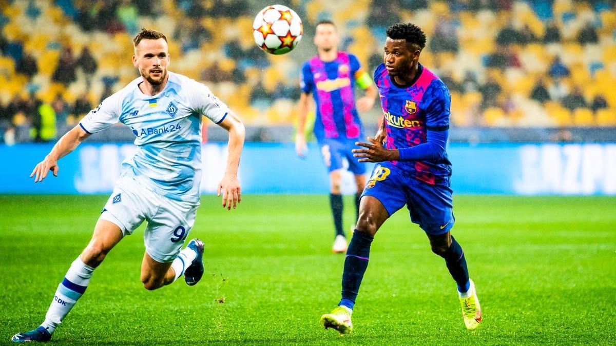 Ansu Fati, en una jugada de ataque del Barça en Kiev ante el Dinamo.