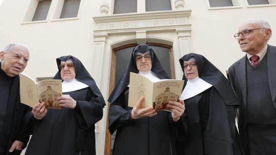 El capellán, las hermanitas y José Payá presentaron ayer un libro con la historia del asilo.