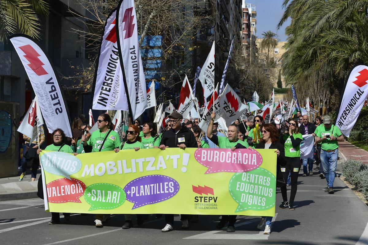 Así ha sido la manifestación de profesores en defensa de mejoras laborales y salariales en Alicante