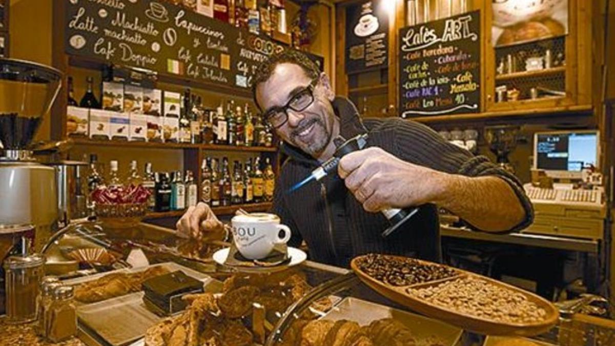 El local 8 Pere Montserrat prepara su receta del café de la yaya.