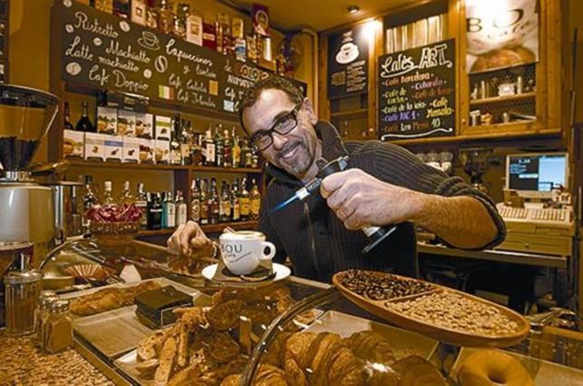 El local 8 Pere Montserrat prepara la seva recepta del cafè de la iaia. El local 8 Pere Montserrat prepara la seva recepta del cafè de la iaia.