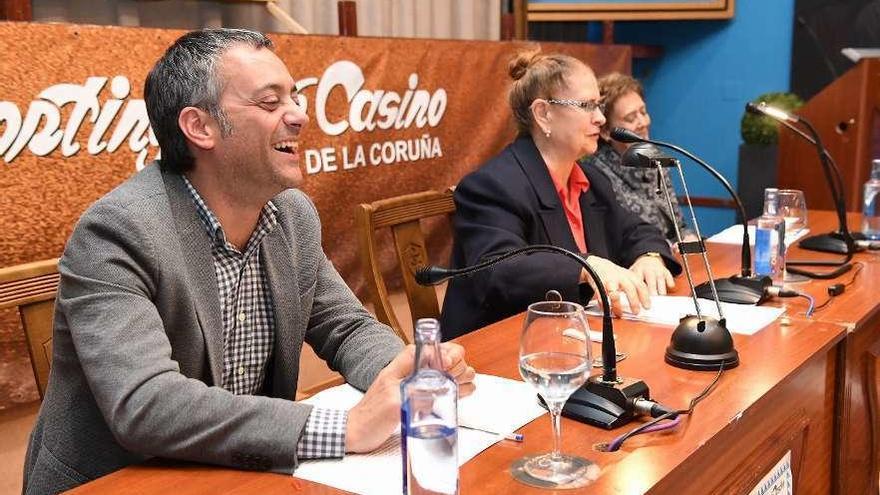 El alcalde, junto a la presidenta de la Asociación Provincial de Amas de Casa, en la charla de ayer.