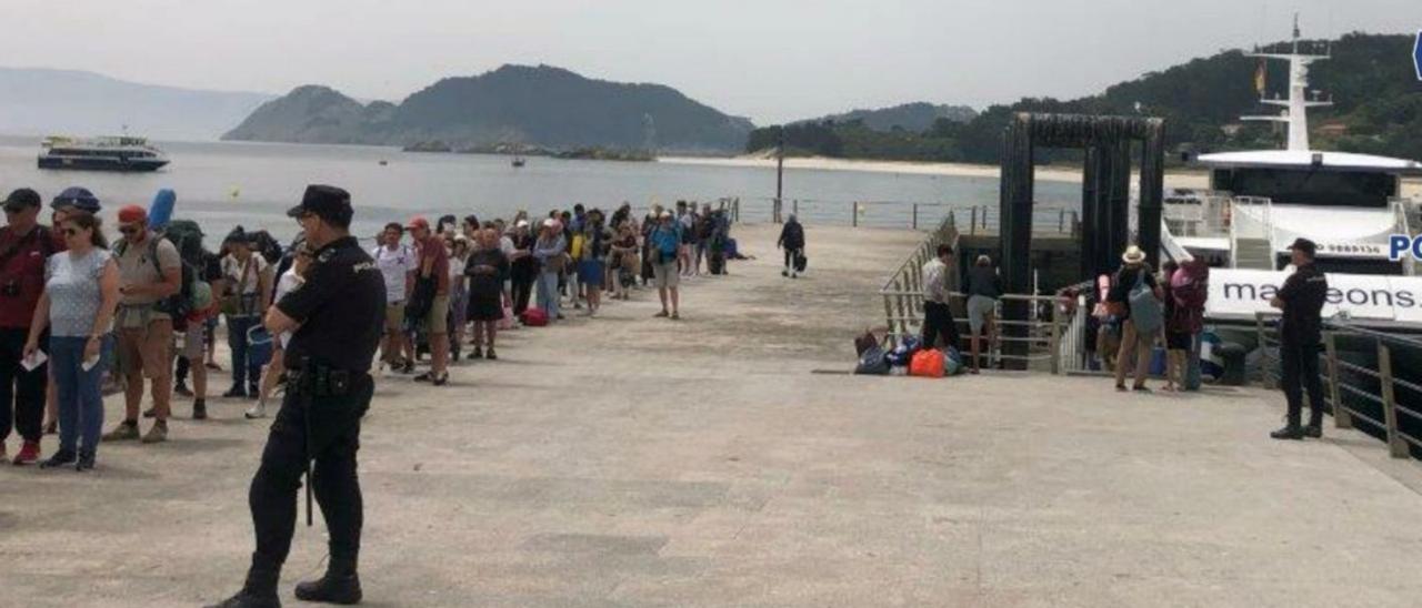 Una patrulla de la Policía realiza labores de control en el muelle de las islas Cíes. |   // CEDIDA POLICÍA NACIONAL