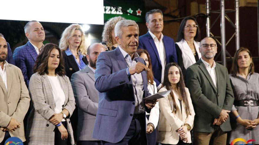 El PP presenta la candidatura de José María Pérez bajo la lluvia en Pilar de la Horadada