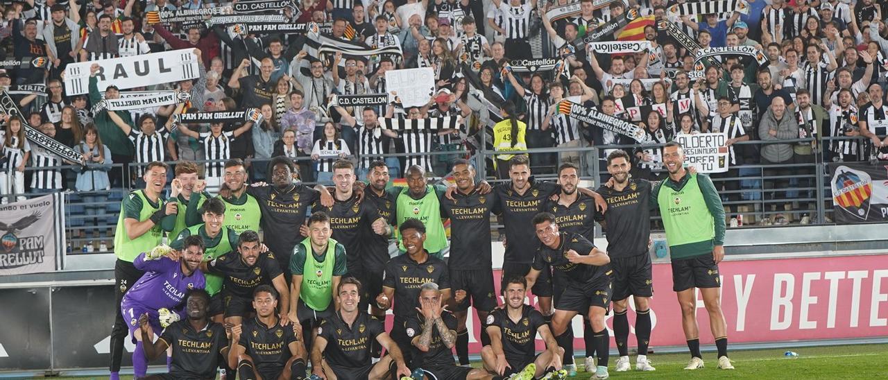 Los jugadores del CD Castellón celebran la victoria junto a su afición.