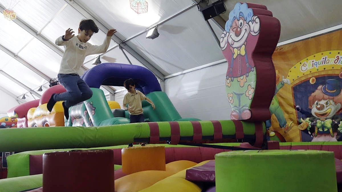 Dos niños se divierten en las atracciones de Chiquilandia.