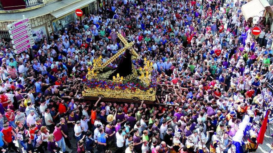 Nuestro Padre Jesús Nazareno: La venerada imagen es acompañada por un gran número de prieguenses durante todo su recorrido en la mañana del Viernes Santo.