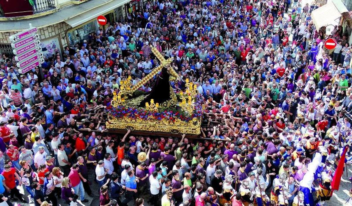 NUESTRO PADRE JESÚS NAZARENO LA VENERADA IMAGEN ES ACOMPAÑADA POR UN GRAN NÚMERO DE PRIEGUENSES DURANTE TODO SU RECORRIDO EN LA MAÑANA DEL VIERNES SANTO. | COBO