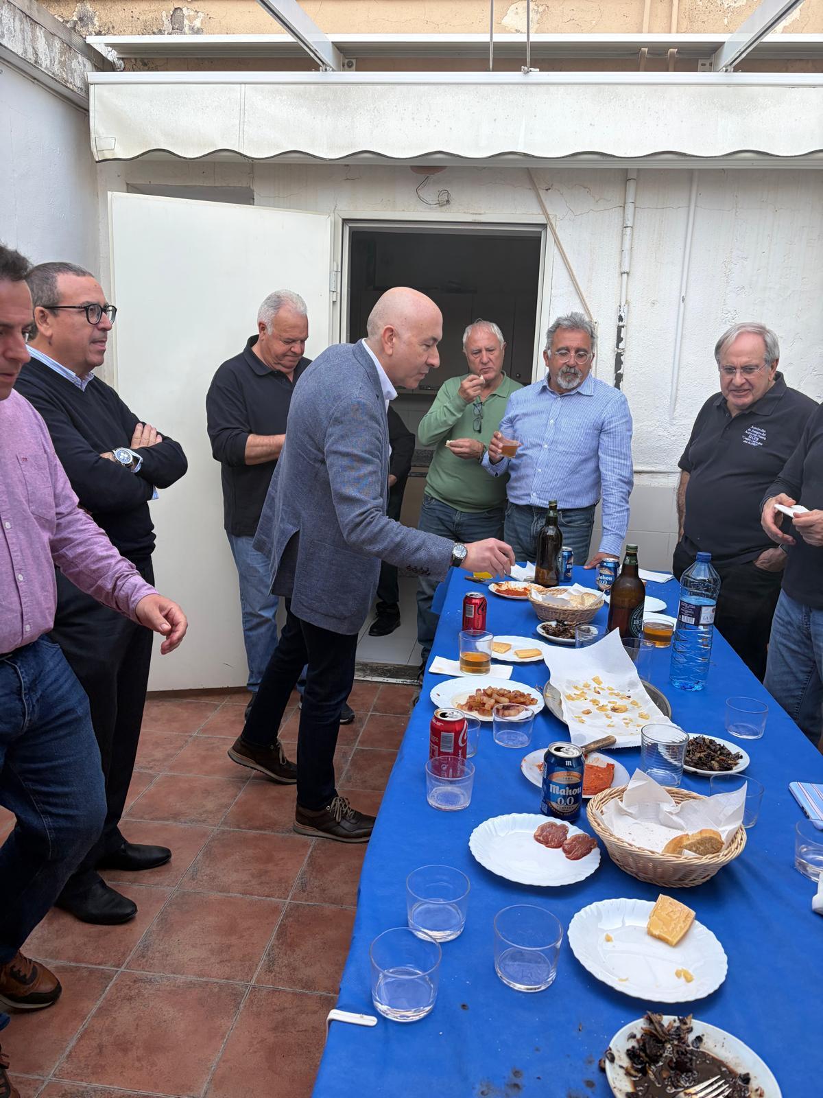 Los responsables políticos y los miembros de la asociación de Elche en el aperitivo