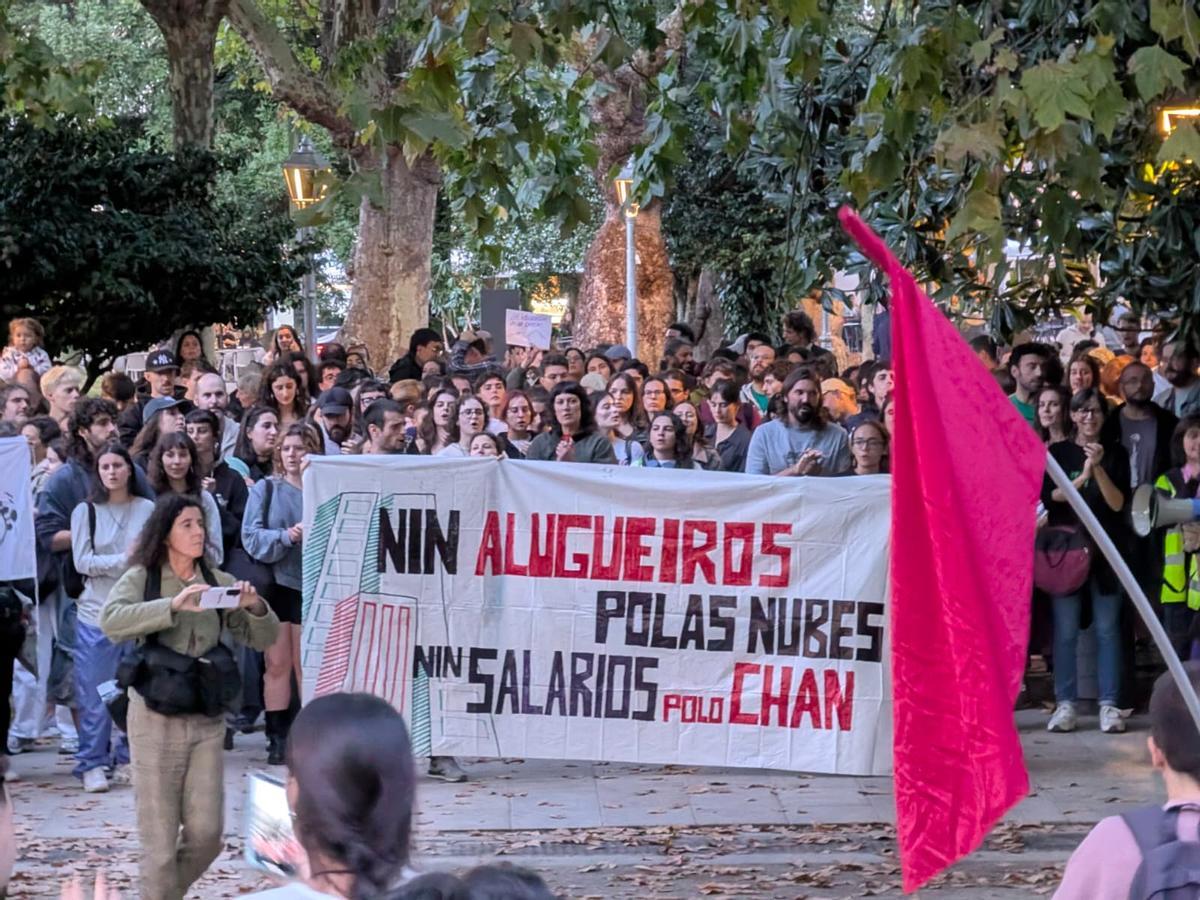 Decenas de personas se movilizan en Santiago para protestar por el derecho a la vivienda