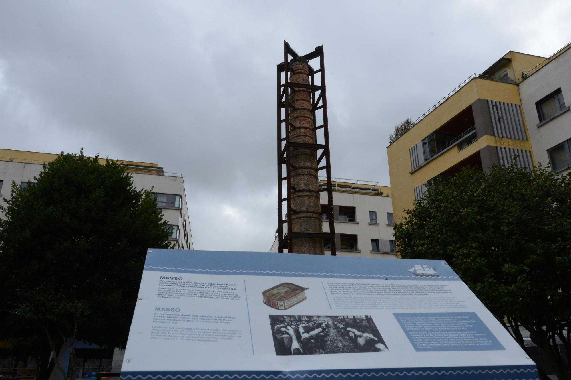 La chimenea de Massó, con un panel interpretativo sobre la historia de la antigua conservera.