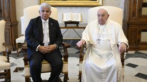 El presidente de Panamá, José Raúl Mulino, y el Papa Francisco este sábado.