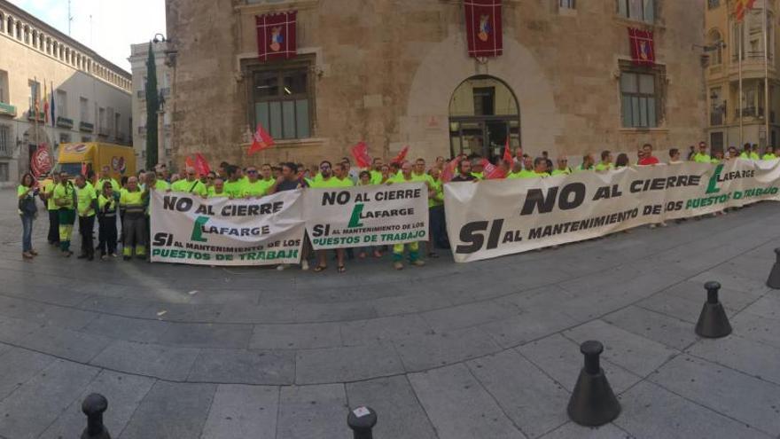 Trabajadores de Lafarge frente al Palau de la Generalitat