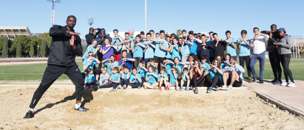 El atleta Teddy Tamgho, ayer junto a los integrantes del Club Atletismo Alicante.