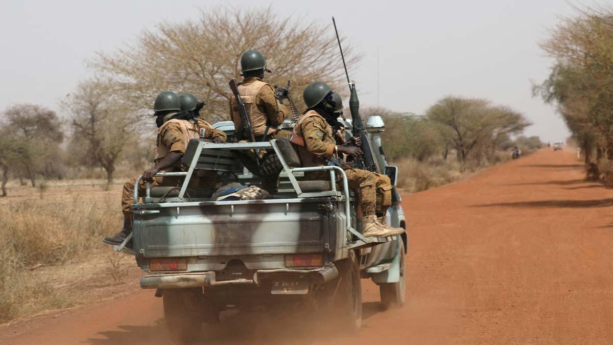 Soldados de Burkina Faso patrullan en la carretera de Gorgadji