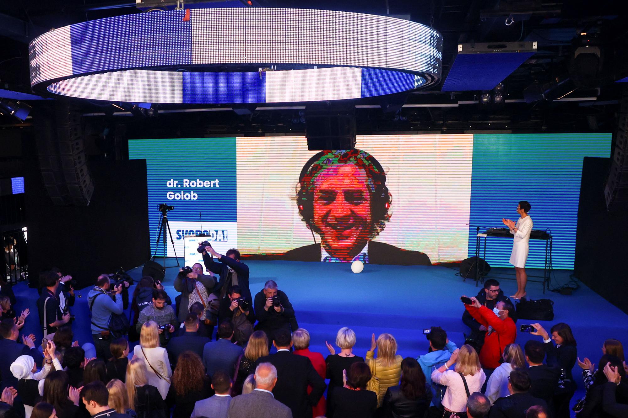 Robert Golob, de Movimiento Libertad, ganador de las elecciones parlamentarias en Eslovenia se dirige a través de una videoconferencia a sus simpatizantes, dado que está enfermo de coronavirus y no ha podido hacerlo presencialmente.