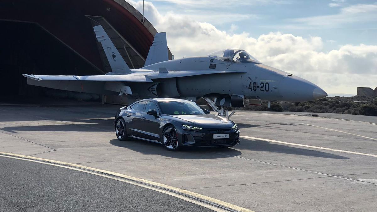 Espectacular carrera entre un coche eléctrico y una caza F-18