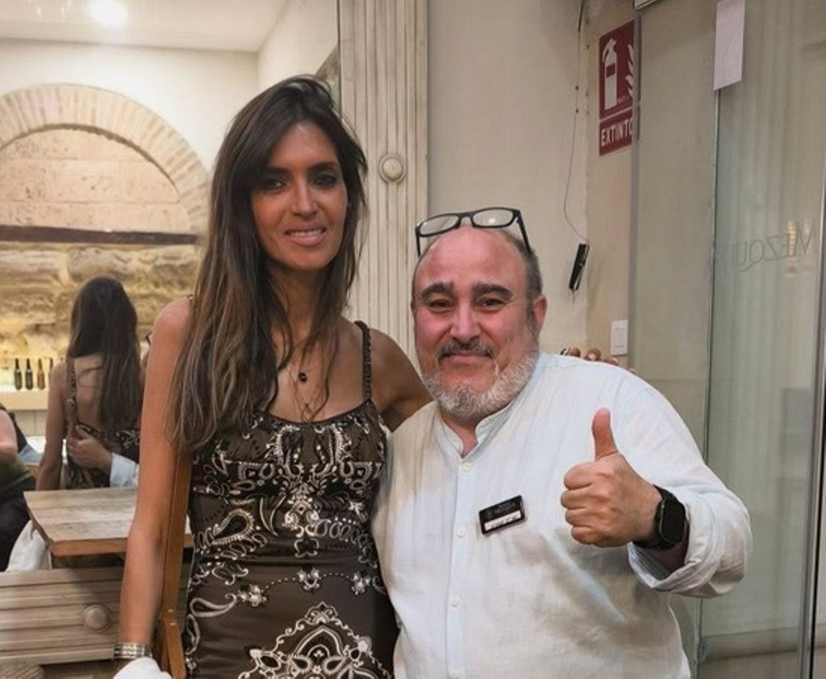 Sara Carbonero junto a José Criado, encargado de Bodegas Mezquita.