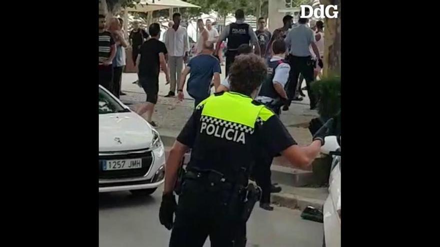 Un grup de 15 persones intenta frustrar a Roses  una detenció que acaba amb tres mossos ferits