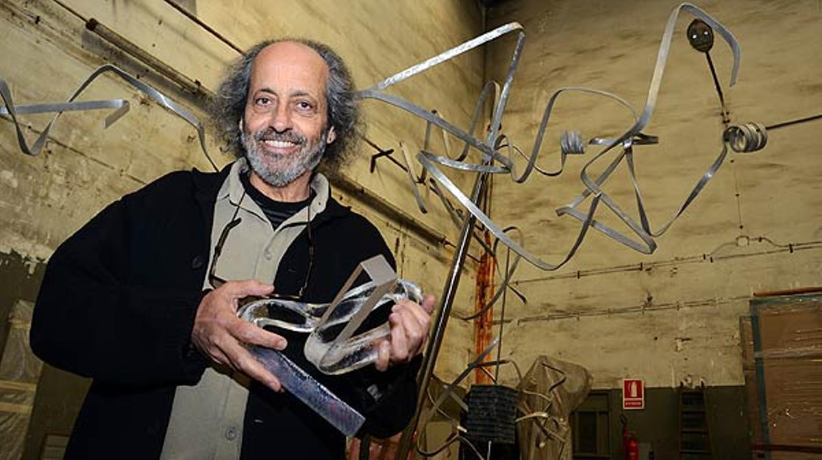 L’escultor Ricard Vaccaro ens obre les portes del seu taller a la Llagosta i ens ensenya com ha modelat les escultures del premi Català de l’Any 2012.