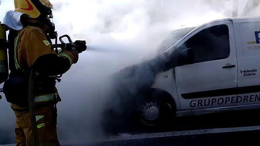 Una furgoneta con repuestos mecánicos se incendia en la A-7 en Ibi