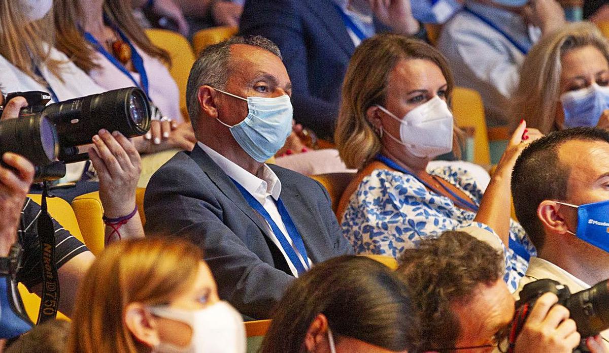 Del «Y solo tú» a los vídeos para marcar perfil político |