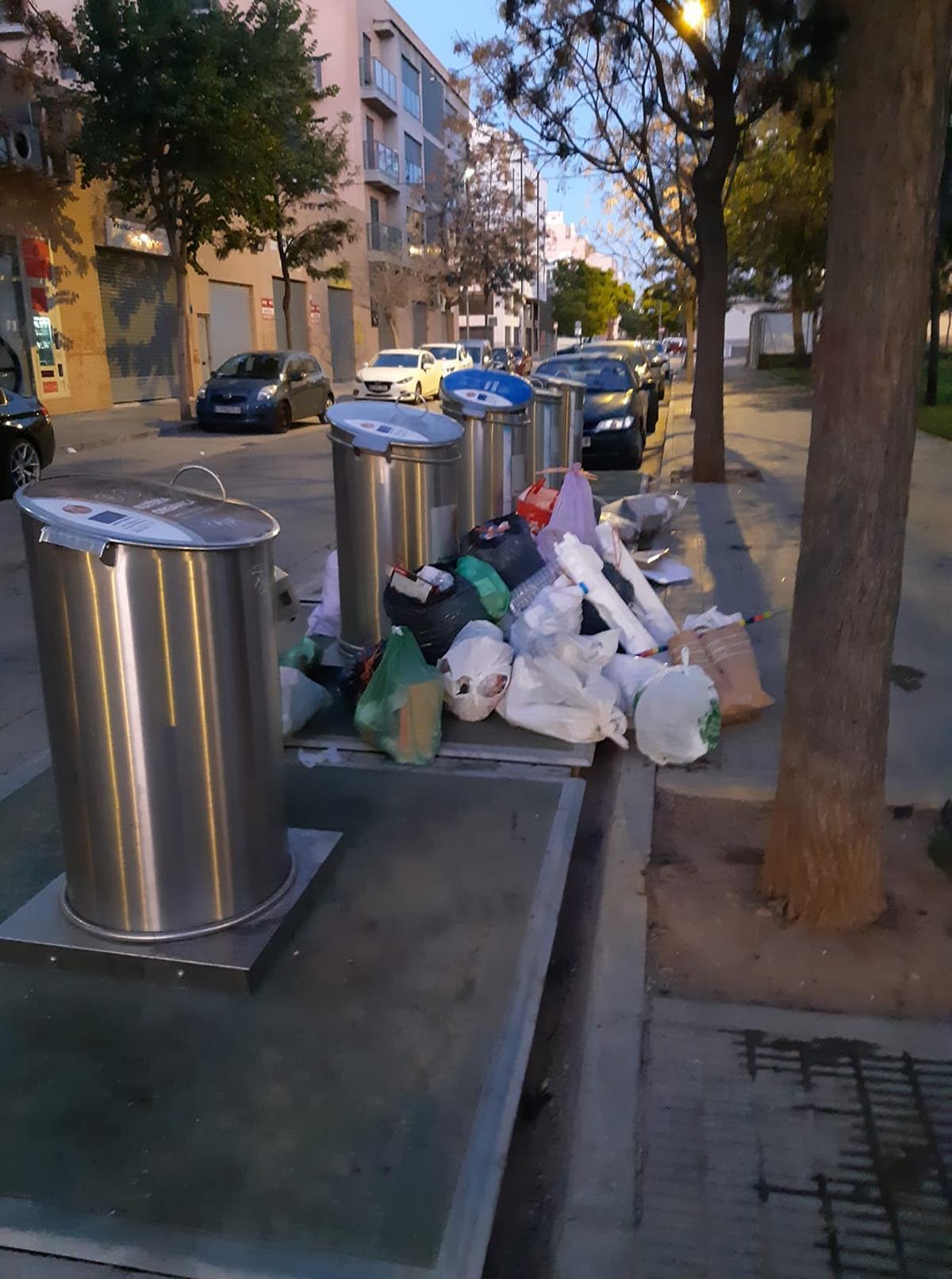 Quejas vecinales por la acumulación de basura.