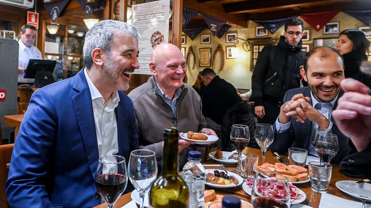 Barcelona. 26.01.2023. Barcelona Jaume Collboni, alcaldable para Barcelona por el PSC y el presidente del Mobile John Hoffmann, de tapas en el bar La Esquinita de Nou Barris. Fotografía de Jordi Cotrina