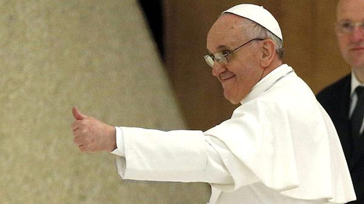 El Papa es reuneix amb la premsa al Vaticà i explica que va triar el nom de sant Francesc d’Assís en atenció als desafavorits.