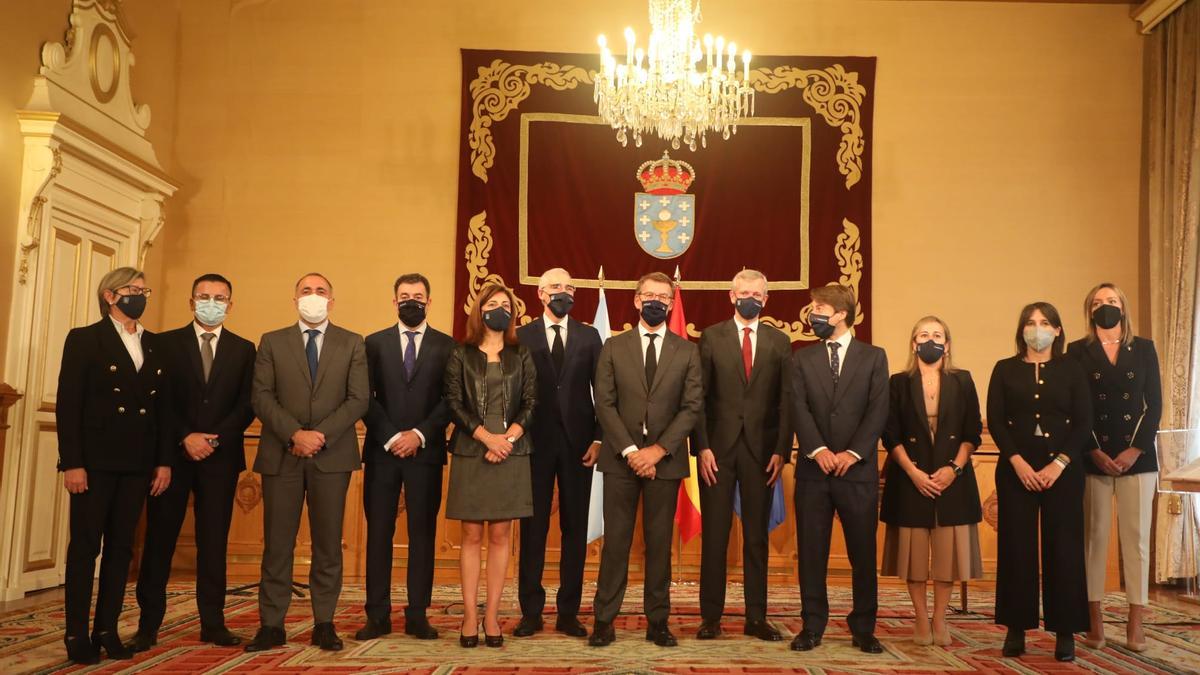 Foto de familia del Gobierno gallego, esta mañana, en el Pazo de Raxoi.