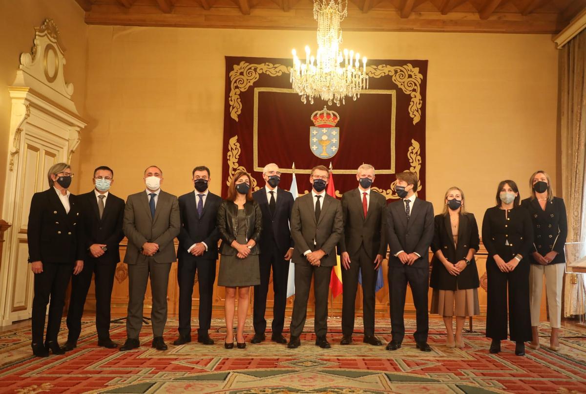 Foto de familia del Gobierno gallego, esta mañana, en el Pazo de Raxoi.