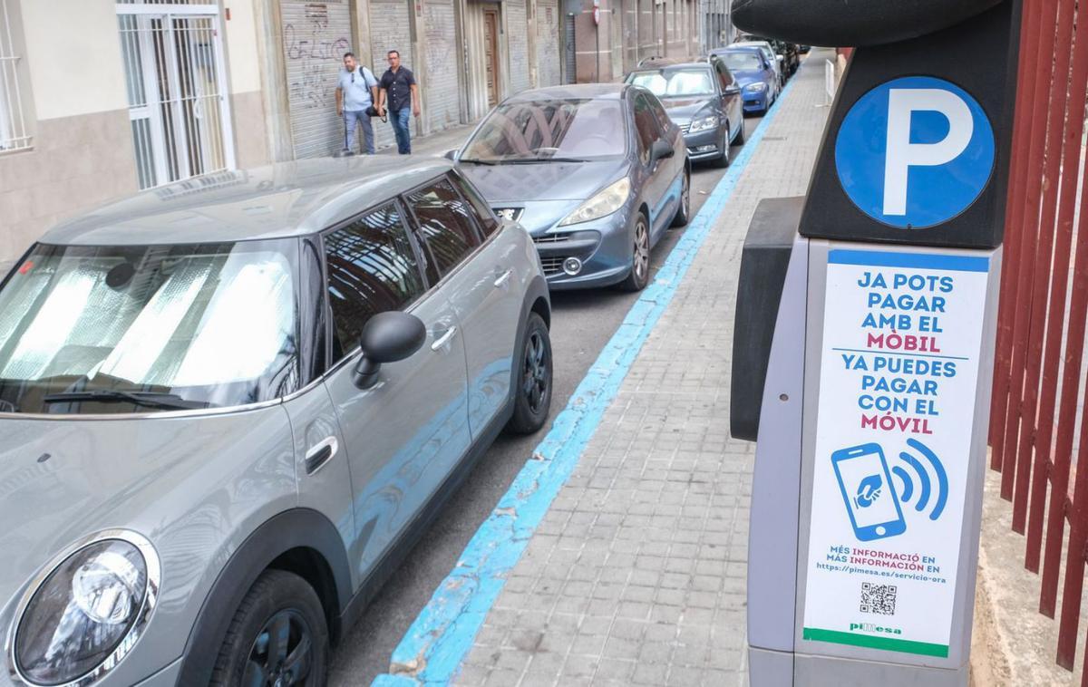 El Ayuntamiento promociona el pago con móvil desde las máquinas expendedoras.  | ÁXEL ÁLVAREZ