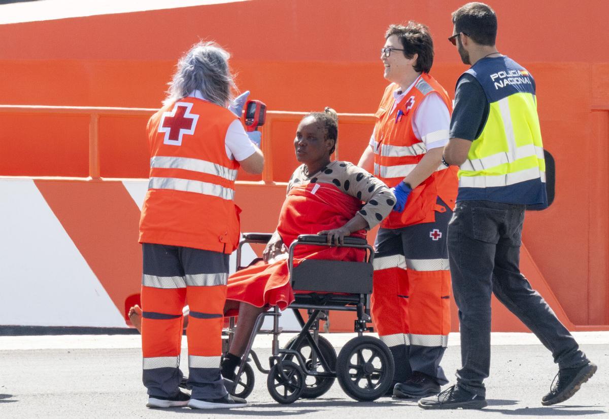 Salvamento Marítimo traslada a 37 migrantes a Puerto Naos, en Arrecife (Lanzarote)