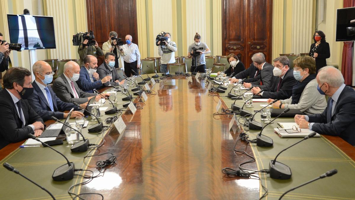 El ministro Luis Planas, reunido con el sector pesquero.