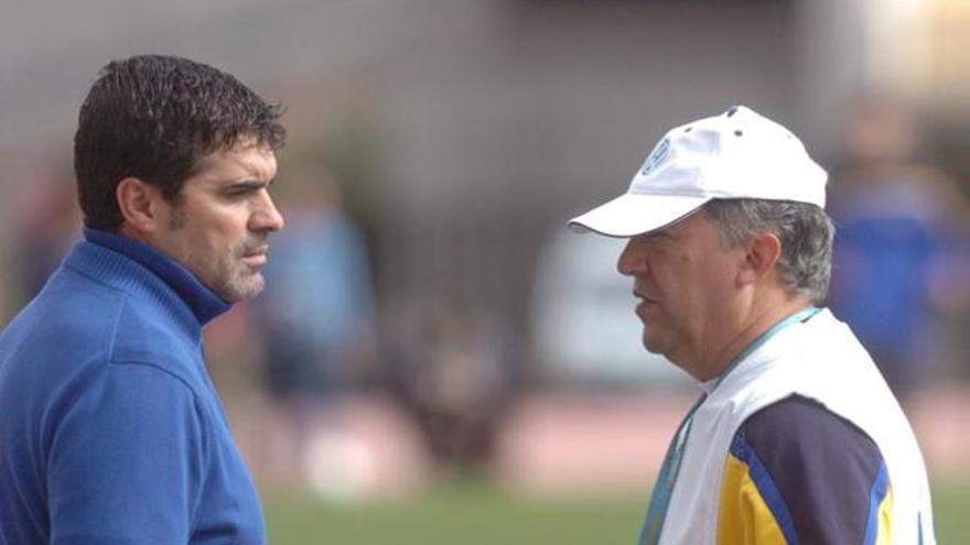 Juanito Rodríguez y Juan Manuel Rodríguez conversan durante un entrenamiento en el Gran Canaria. i MARRERO