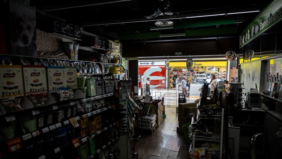 Un establecimiento del Actur, completamente a oscuras durante el apagón de este lunes en el distrito.
